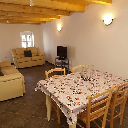 Mariana B4 Pensión 3*